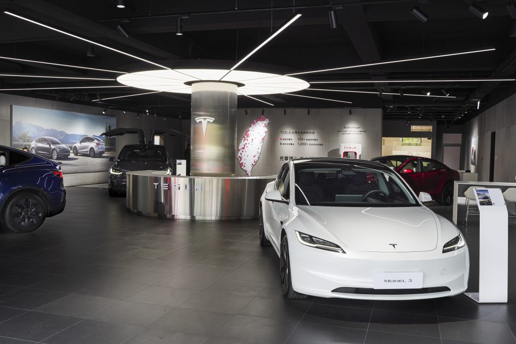 Tesla 全台首間街邊體驗店在桃園！全新「Tesla 桃園文中體驗店」正式開幕