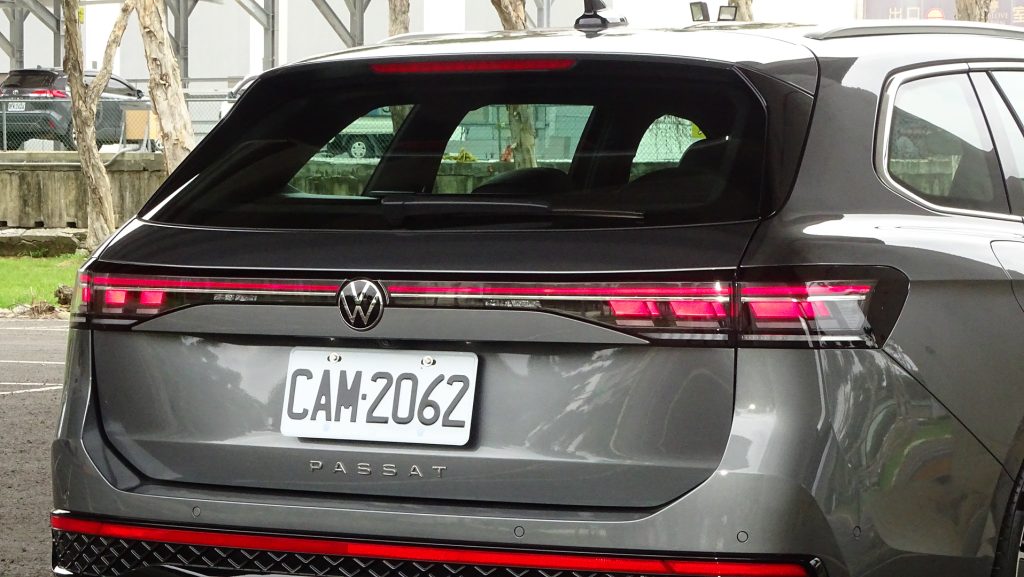 2025 VW Passat Variant 330TSI R-Line 試駕│享受、實用滿點