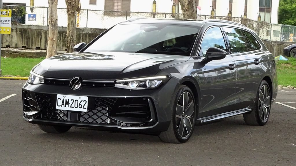 2025 VW Passat Variant 330TSI R-Line 試駕│享受、實用滿點