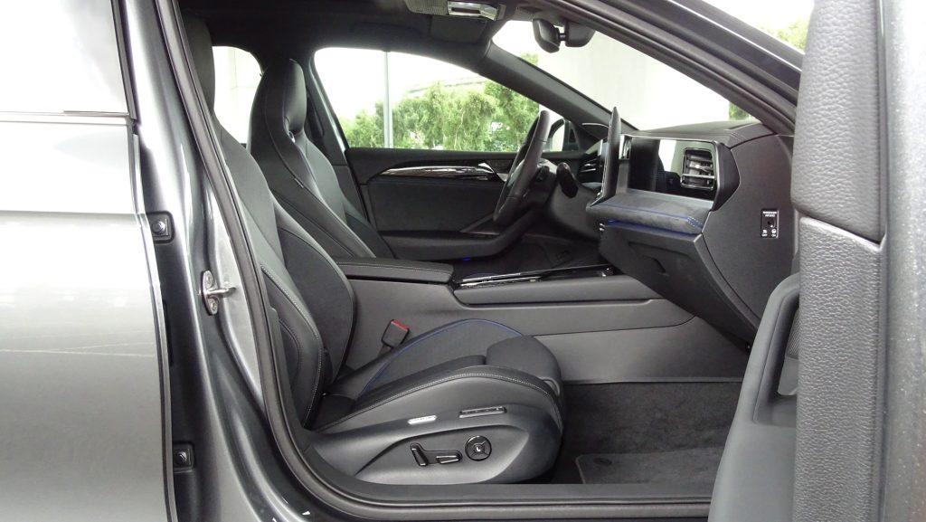 2025 VW Passat Variant 330TSI R-Line 試駕│享受、實用滿點