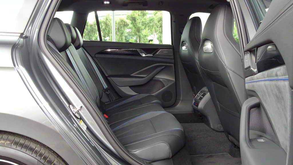 2025 VW Passat Variant 330TSI R-Line 試駕│享受、實用滿點