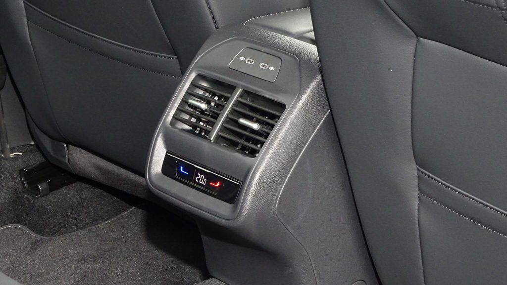 2025 VW Passat Variant 330TSI R-Line 試駕│享受、實用滿點