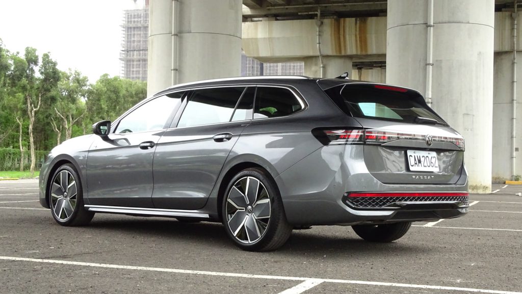 2025 VW Passat Variant 330TSI R-Line 試駕│享受、實用滿點