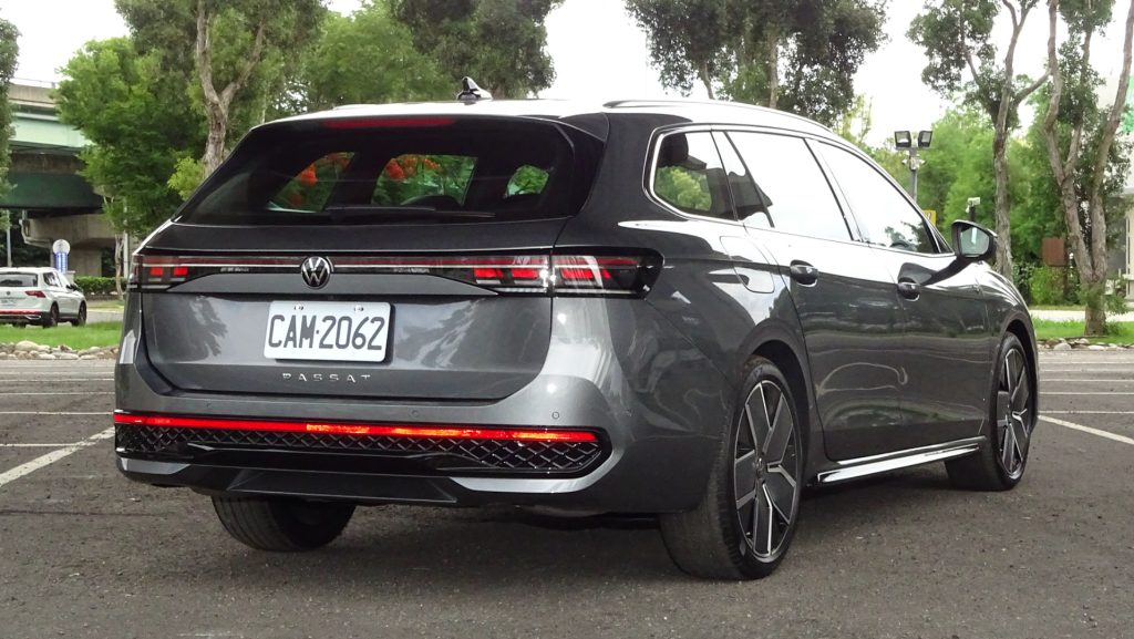 2025 VW Passat Variant 330TSI R-Line 試駕│享受、實用滿點