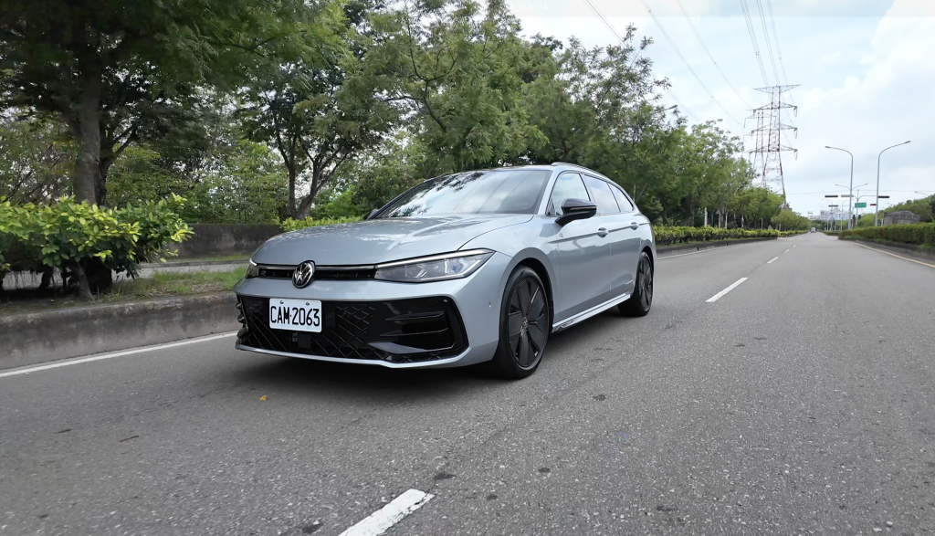 2025 VW Passat Variant 330TSI R-Line 試駕│享受、實用滿點