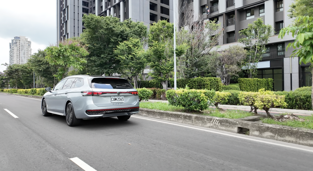 2025 VW Passat Variant 330TSI R-Line 試駕│享受、實用滿點