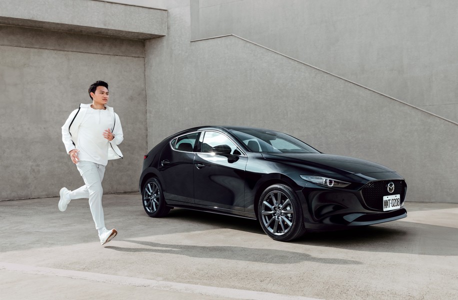 MAZDA3 限時標配 ALH 智慧型頭燈/ CX-30 限時標配前擋投影式全彩 HUD