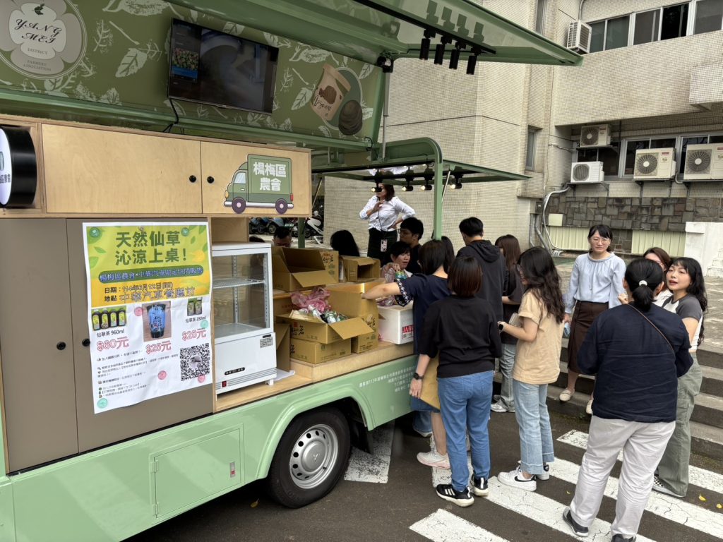 桃園好農 14台得利卡行動直銷車加入推廣行列產地直送拉拉山媽媽桃 楊梅農會仙草彩繪車現身中華汽車