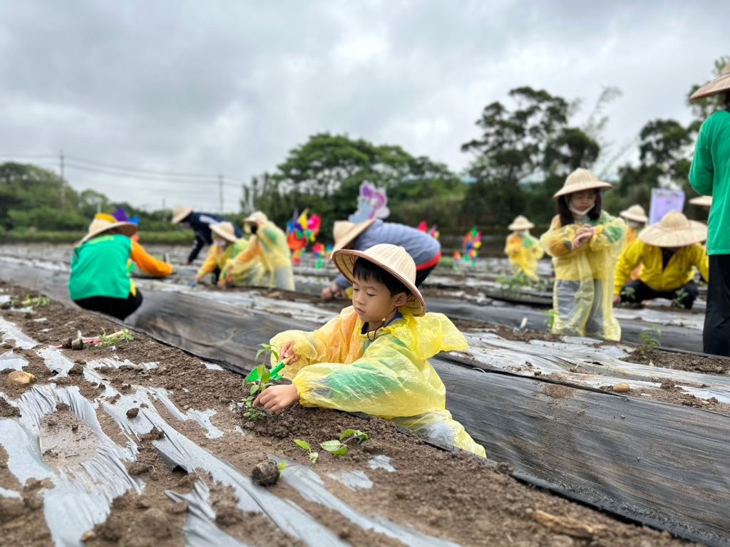 桃園好農 14台得利卡行動直銷車加入推廣行列產地直送拉拉山媽媽桃 楊梅農會仙草彩繪車現身中華汽車