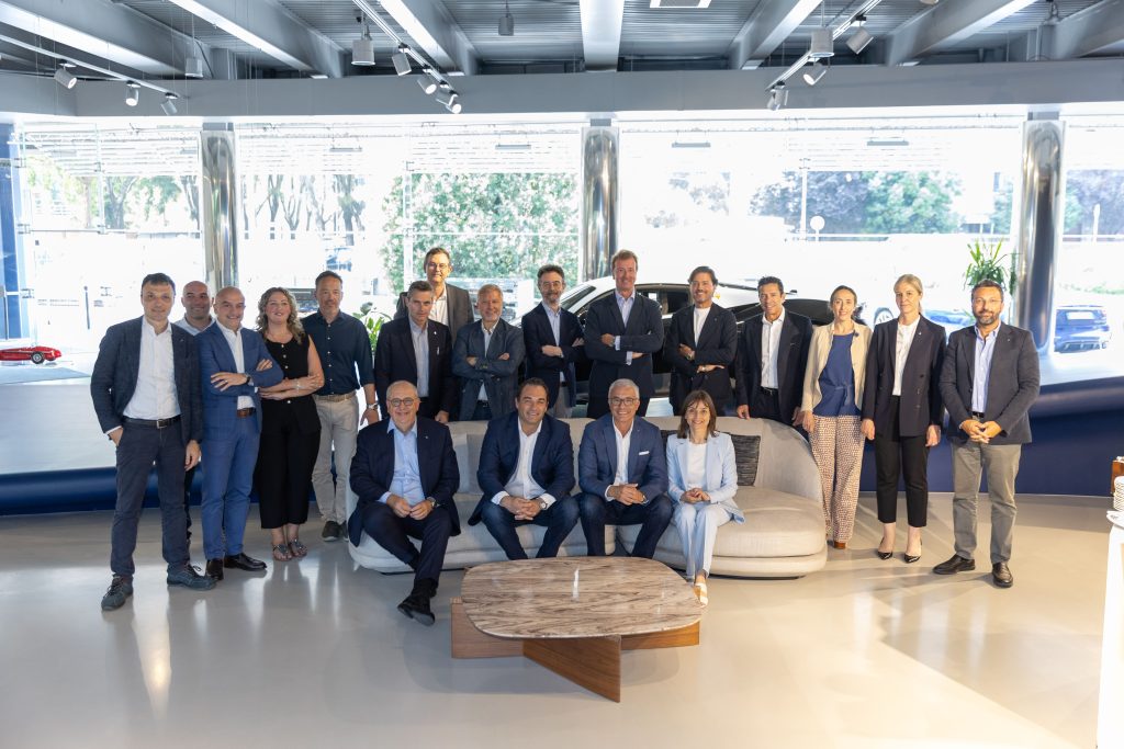 Stellantis 執行長 Antonio Filosa 造訪 Maserati 總部｜親身走訪義式奢華性能的創意核心