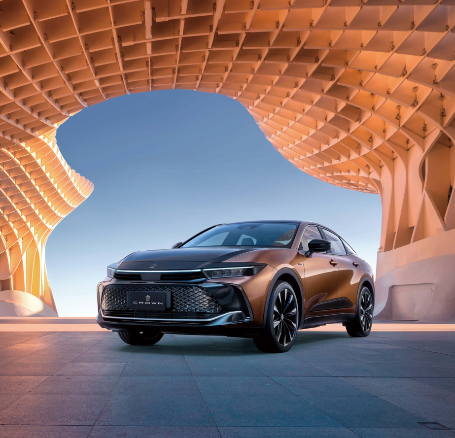 TOYOTA 三車勇奪 2025 車訊風雲獎！Corolla Cross、Camry、CROWN 強勢封王