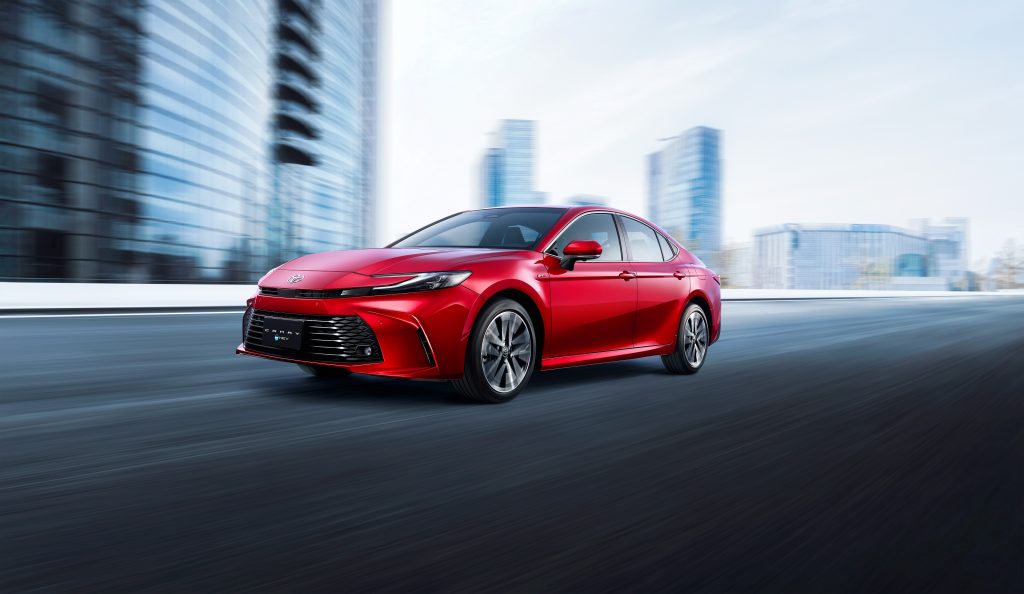 TOYOTA 三車勇奪 2025 車訊風雲獎！Corolla Cross、Camry、CROWN 強勢封王