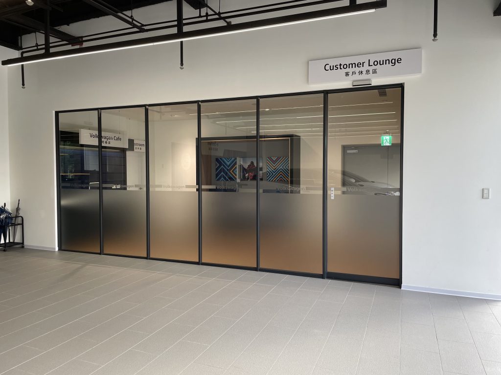 Volkswagen 內湖旗艦展示中心啟用！首座室內極速充電站同步上線
