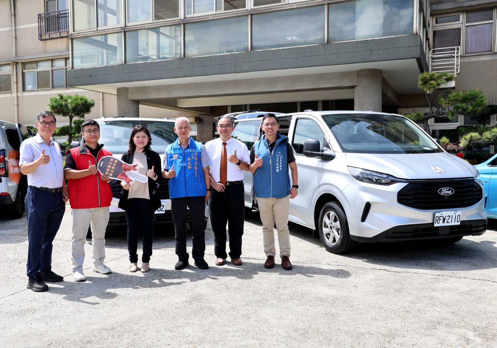 福特六和於Ford全球關懷月推動在地關懷　全台首輛三輪椅區九人座福祉車正式啟用