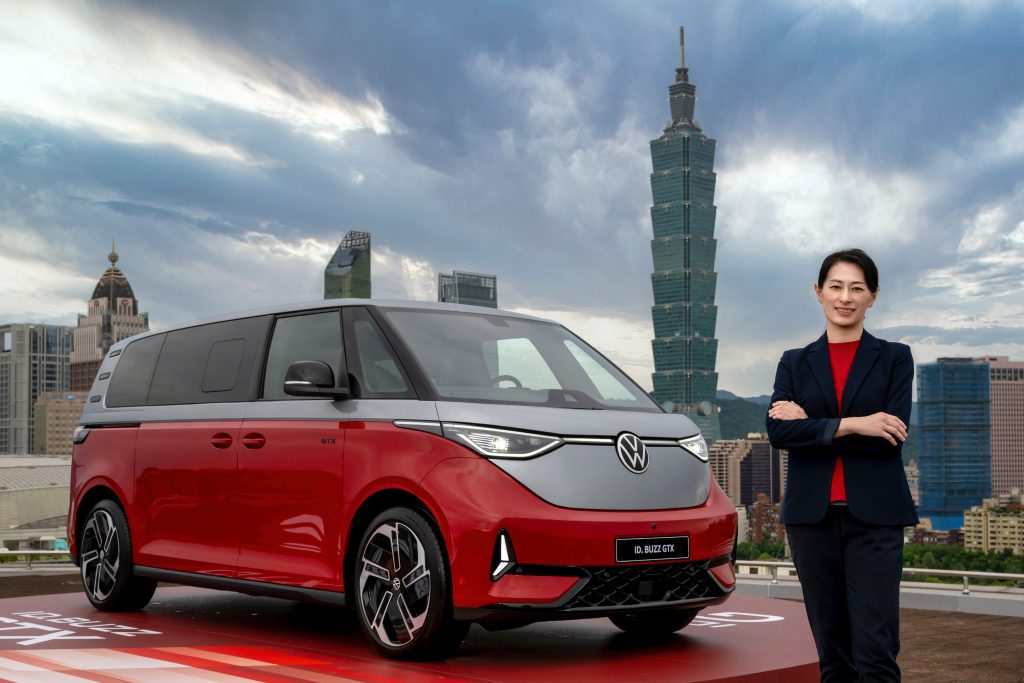 福斯商旅全新ID. BUZZ GTX震撼登場！高空停機坪閃電亮相 開啟7人電跑旅未來進行式