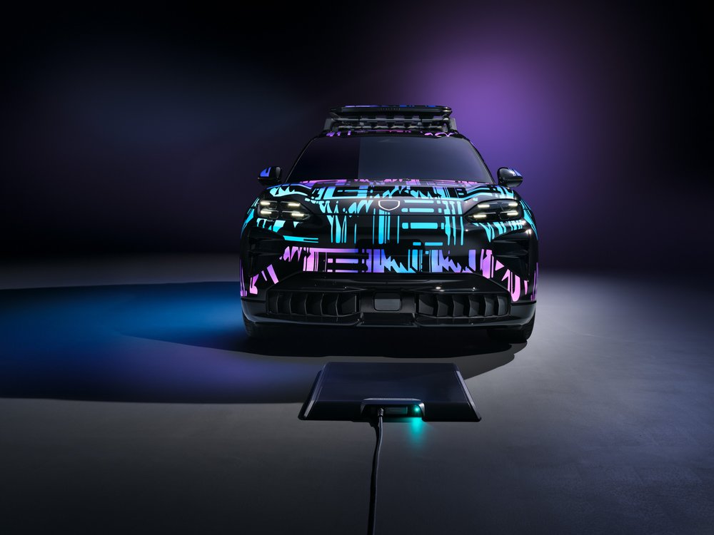 全新純電 Cayenne 原型車搶眼亮相｜保時捷展示無線充電未來科技