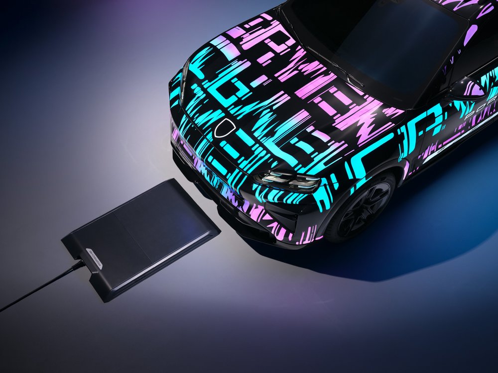 全新純電 Cayenne 原型車搶眼亮相｜保時捷展示無線充電未來科技