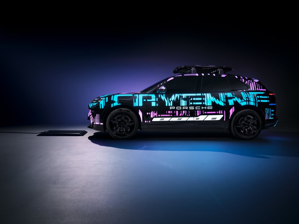 全新純電 Cayenne 原型車搶眼亮相｜保時捷展示無線充電未來科技