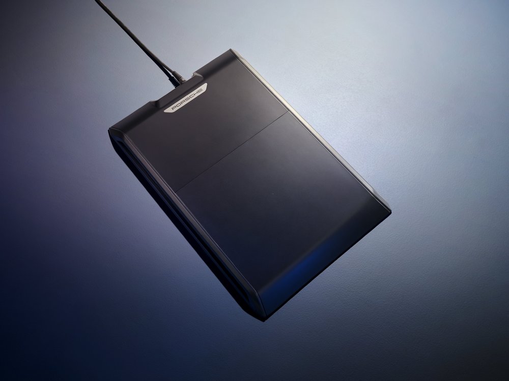 全新純電 Cayenne 原型車搶眼亮相｜保時捷展示無線充電未來科技