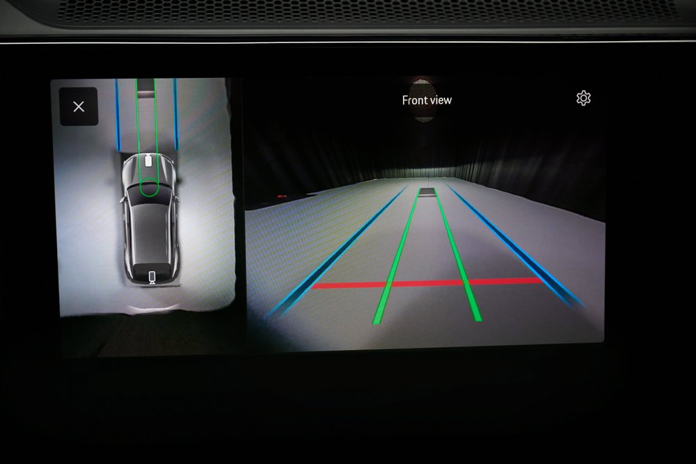 全新純電 Cayenne 原型車搶眼亮相｜保時捷展示無線充電未來科技