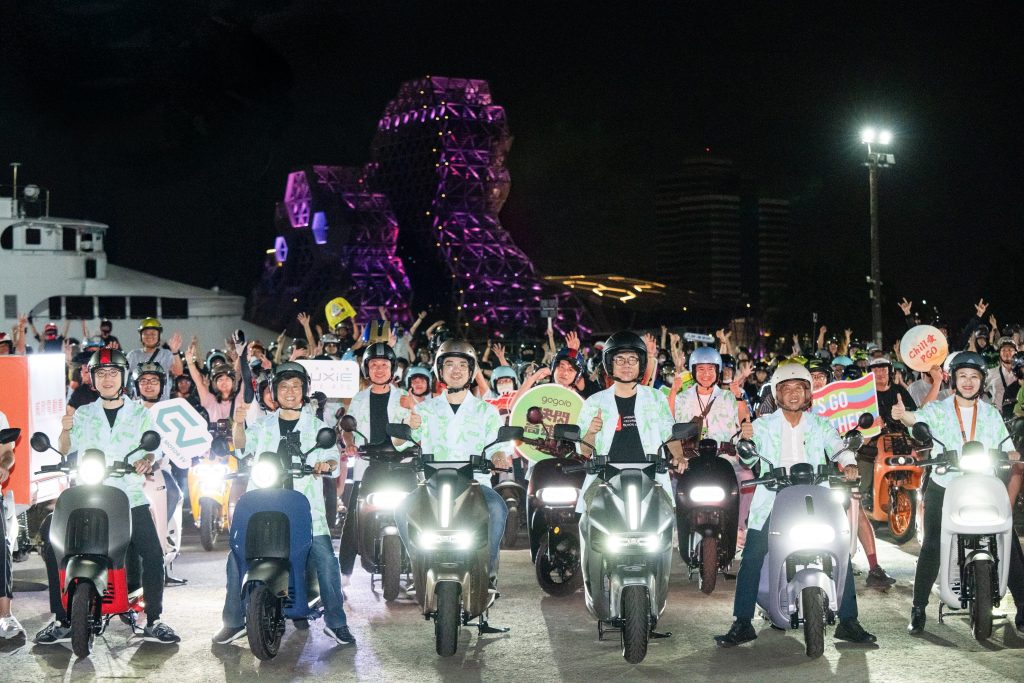 「百 GO 夜行」首度快閃高雄港圓滿落幕！千人夜騎＋金曲演唱＋辦桌市集嗨翻港灣