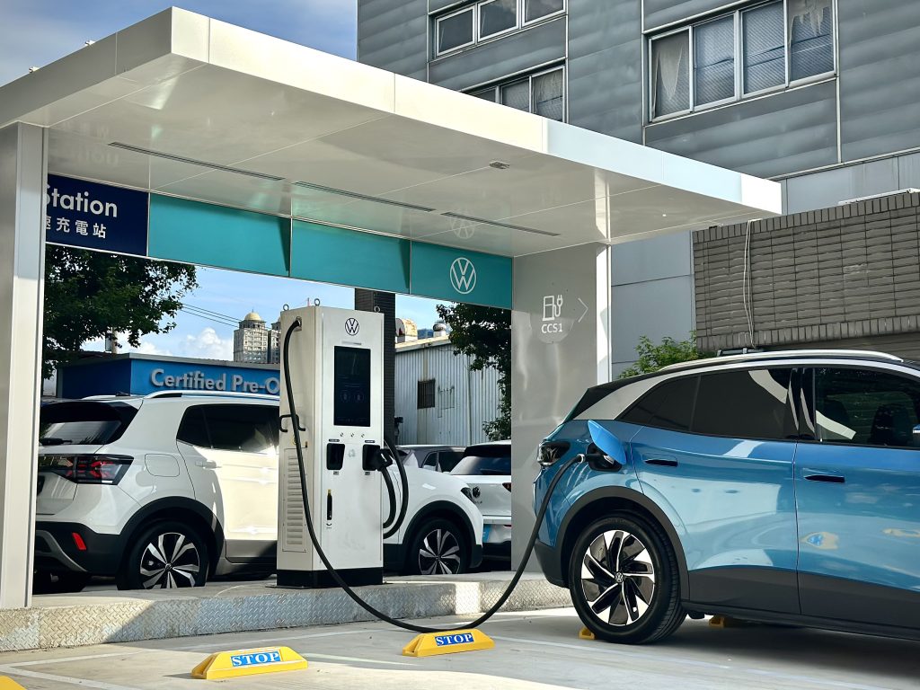 Volkswagen 新莊鉅賦旗艦展示中心啟用極速充電站　打造西部走廊電動車快充網絡新節點