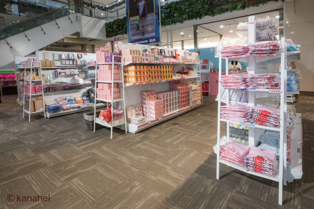 卡娜赫拉的小動物《莓果祭典》快閃店登場！草莓季六大打卡點＋近 80 款周邊萌翻環球新北中和