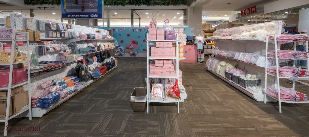 卡娜赫拉的小動物《莓果祭典》快閃店登場！草莓季六大打卡點＋近 80 款周邊萌翻環球新北中和