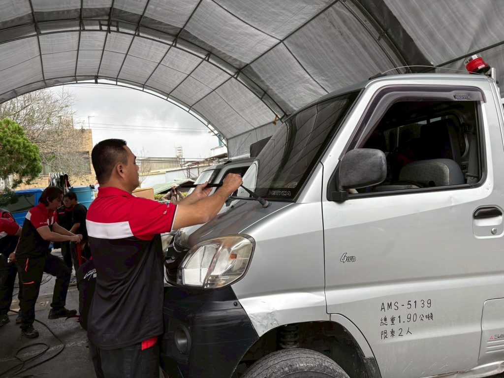 「中華光復計畫」第二波維修行動抵達花蓮光復　候鳥車輛巡迴服務擠滿光復國小